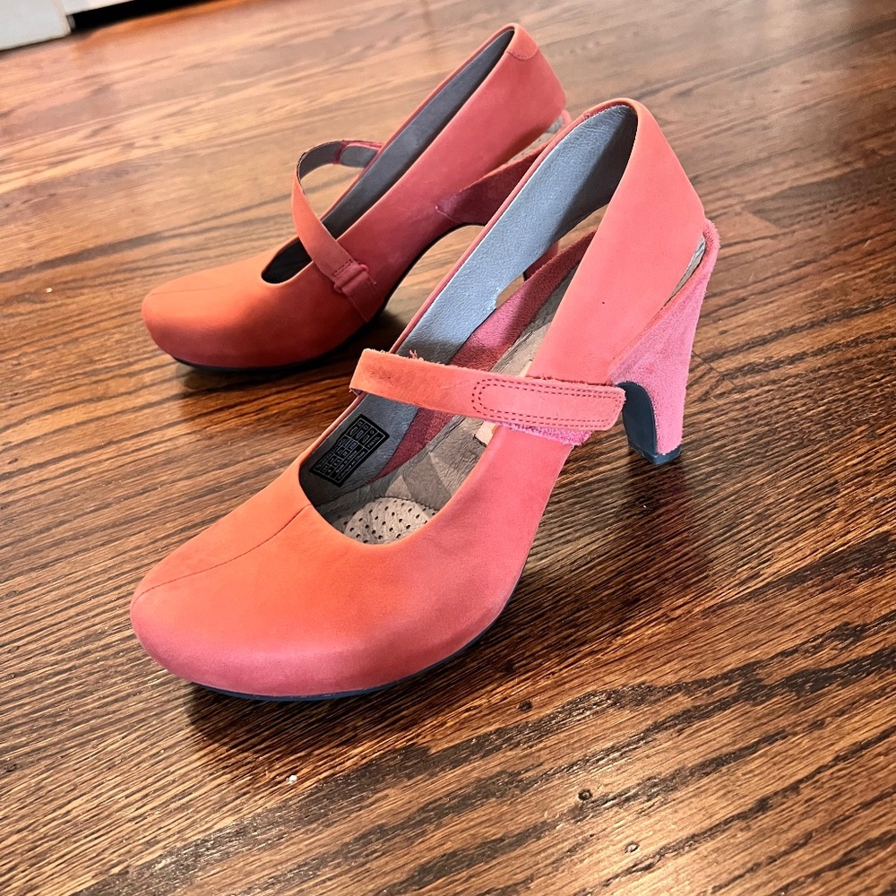TSUBO coral suede heels